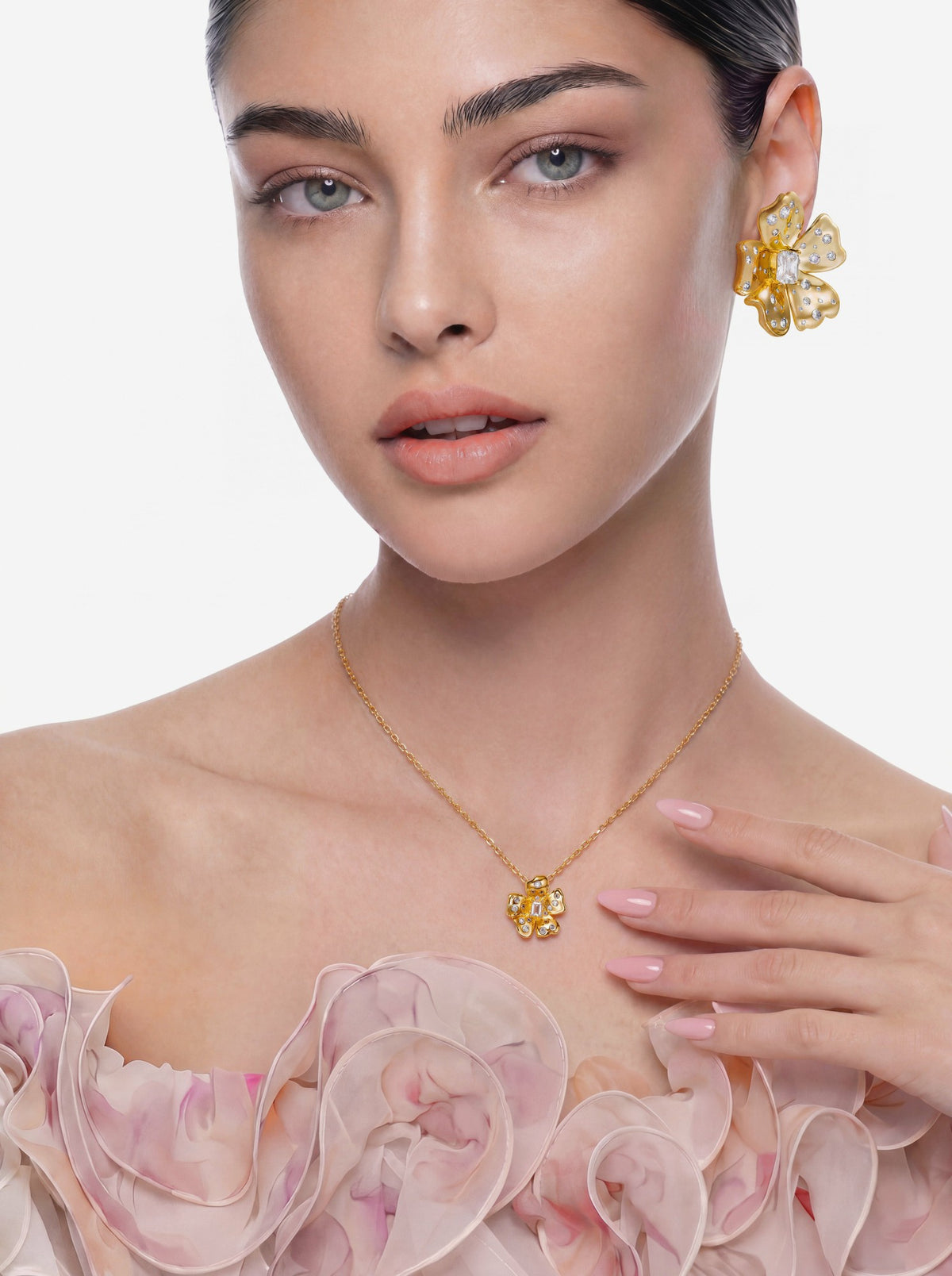 Lumi Floral Pendant Gold Necklace - Nana Jacqueline